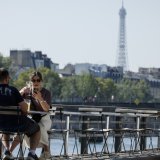 En juin, les ménages ont été plus nombreux à estimer que leur situation financière passée s'est améliorée, le solde d'opinion gagnant un point tandis qu'il est resté stable concernant leur situation financière future. KEYSTONE/AP/THOMAS PADILLA